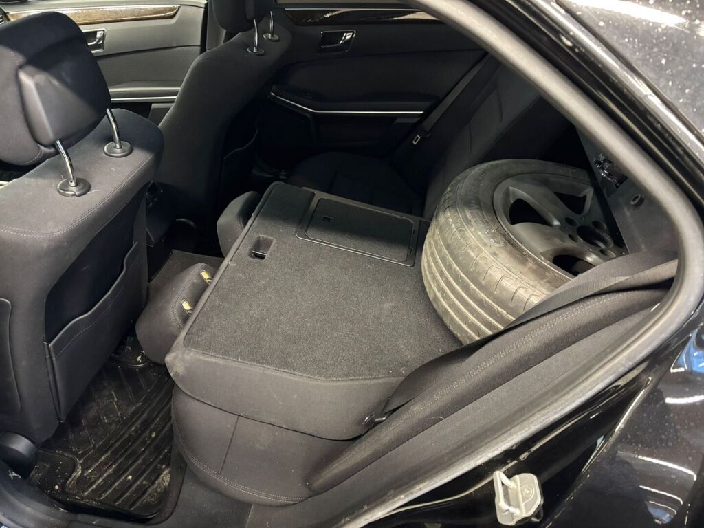 Mercedes-Benz E 2010 Musta