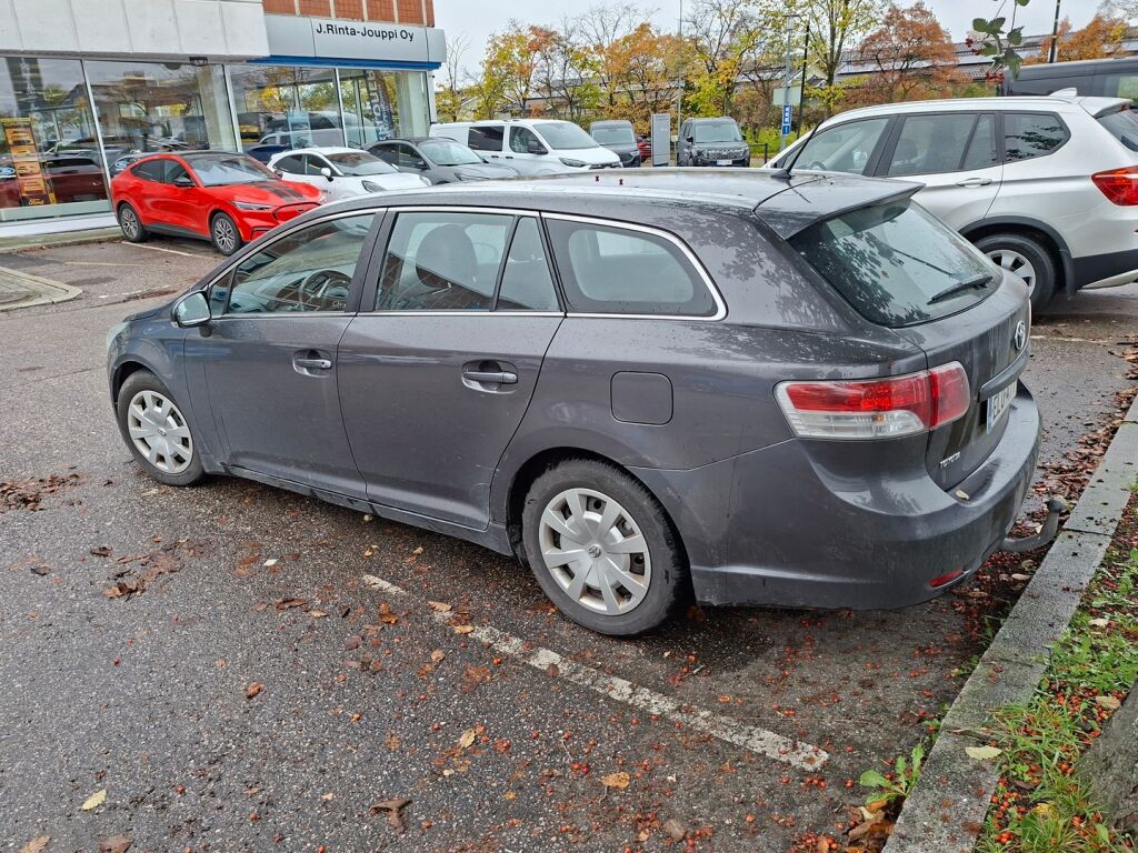 Toyota Avensis 2011 Harmaa