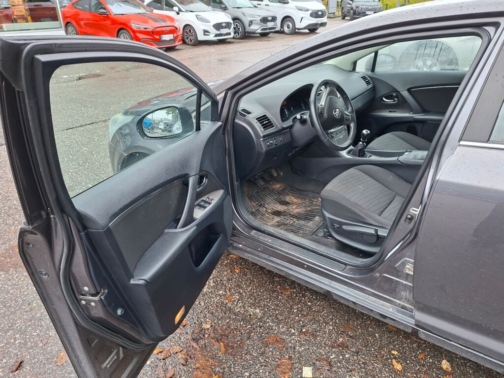 Toyota Avensis 2011 Harmaa