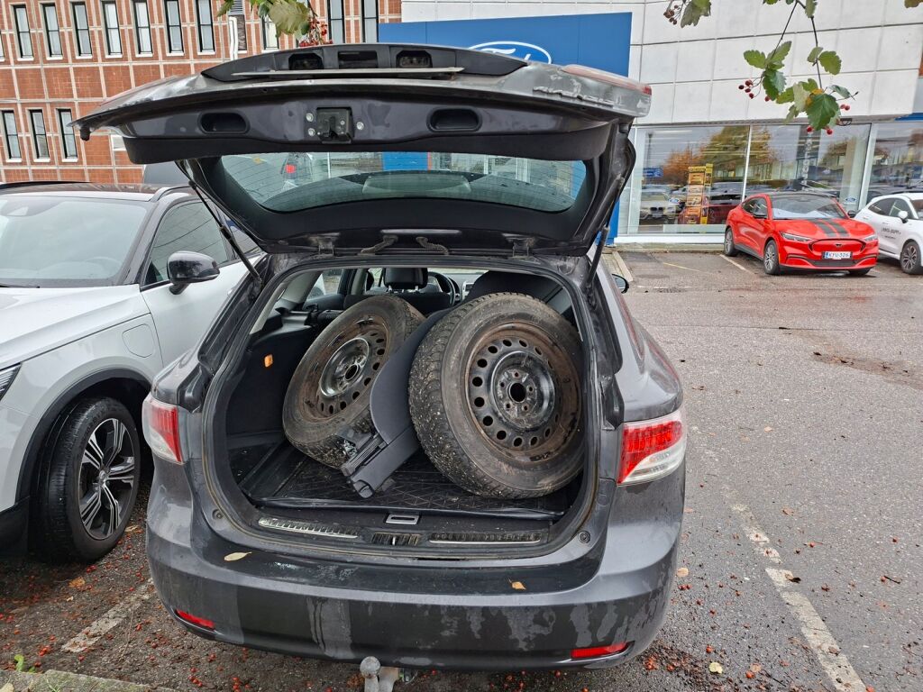 Toyota Avensis 2011 Harmaa