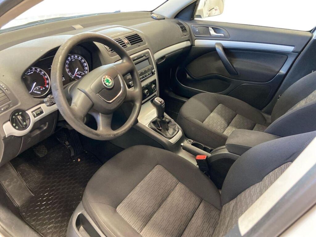 Skoda Octavia 2011 Valkoinen