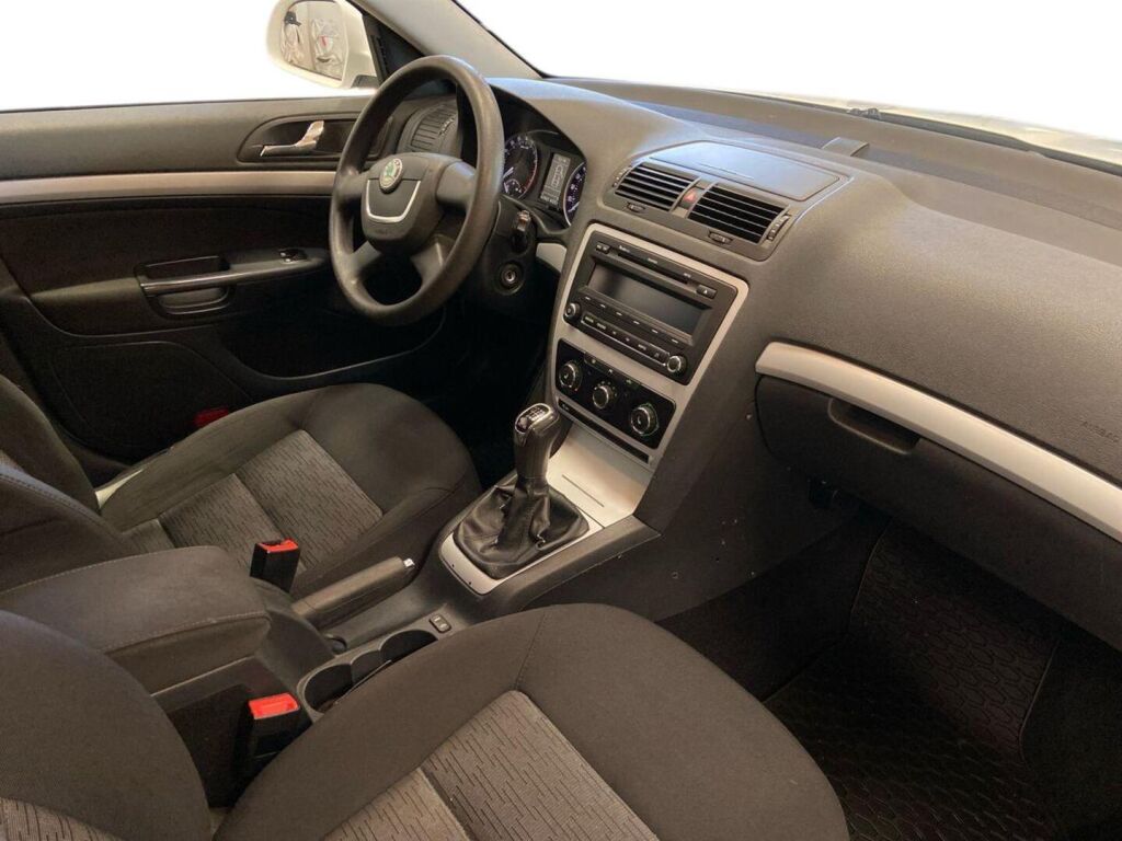 Skoda Octavia 2011 Valkoinen