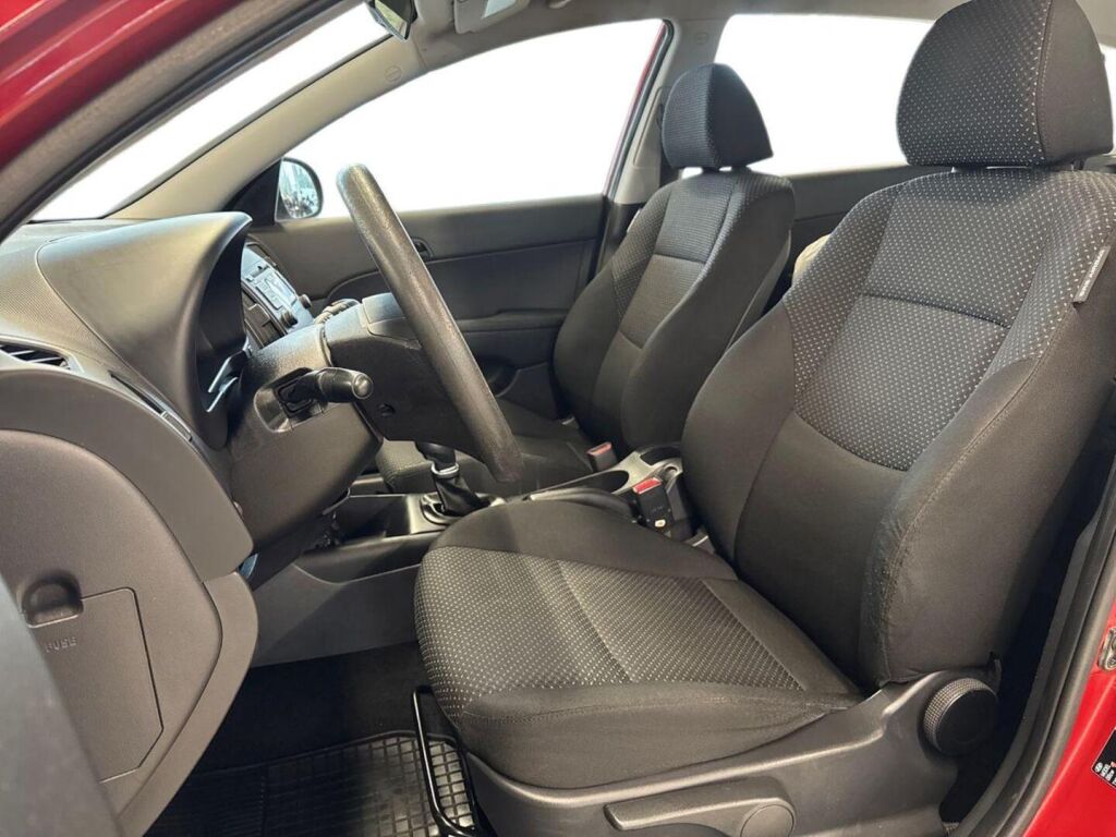 Hyundai i30 2011 Punainen