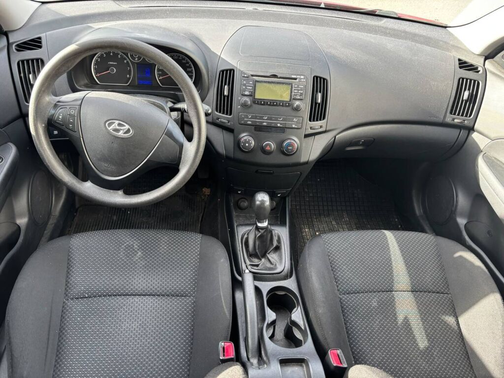 Hyundai i30 2011 Punainen