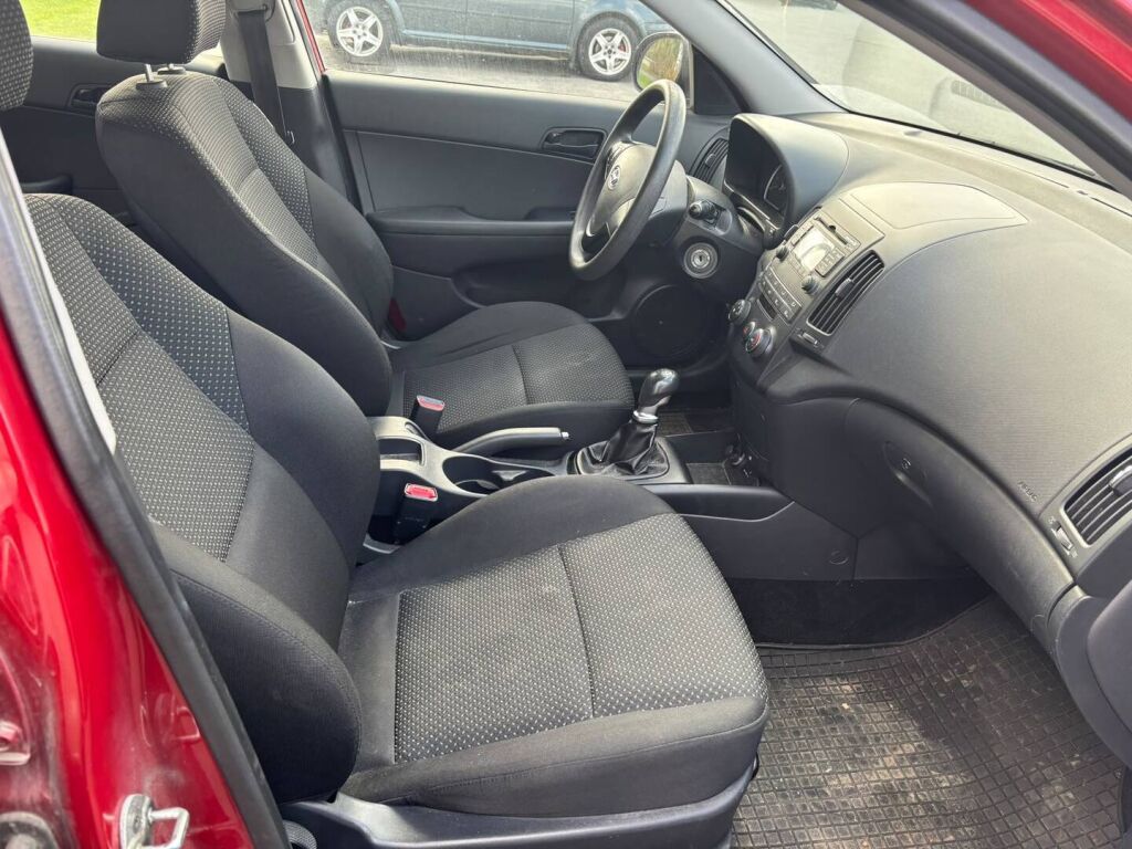 Hyundai i30 2011 Punainen