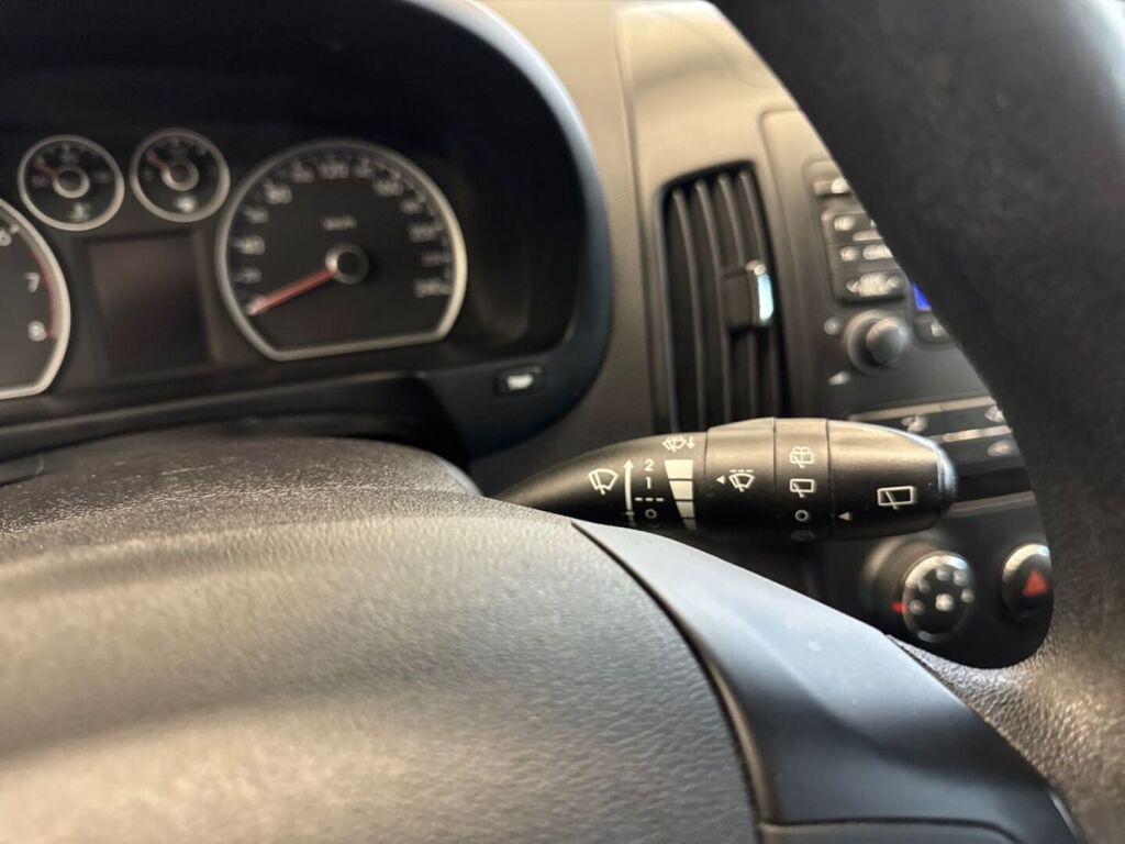 Hyundai i30 2011 Punainen