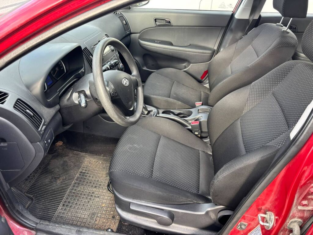 Hyundai i30 2011 Punainen