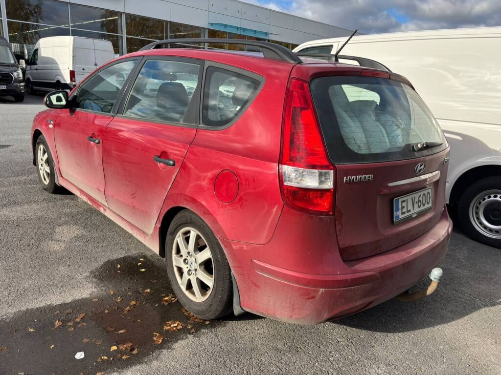 Hyundai i30 2011 Punainen