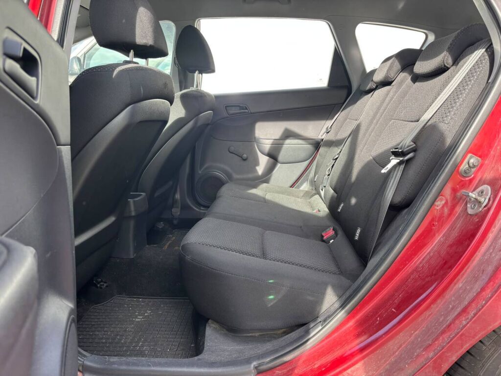 Hyundai i30 2011 Punainen
