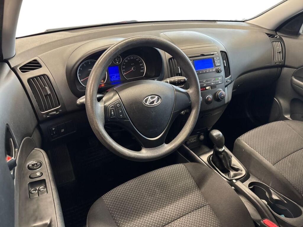 Hyundai i30 2011 Punainen