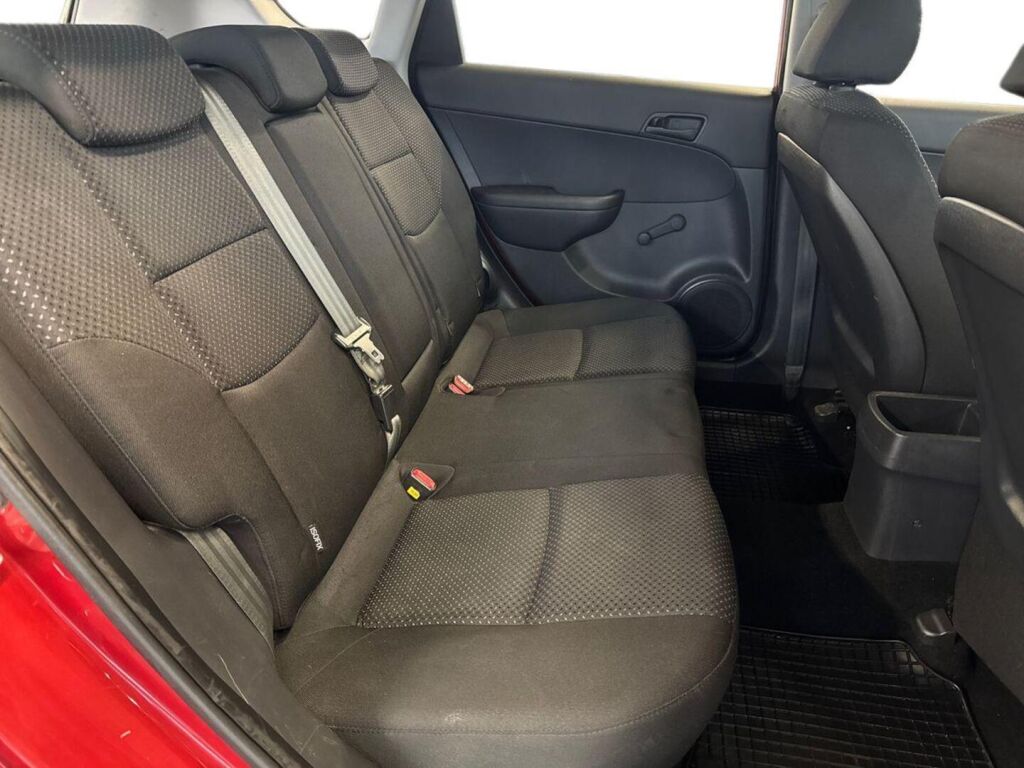Hyundai i30 2011 Punainen