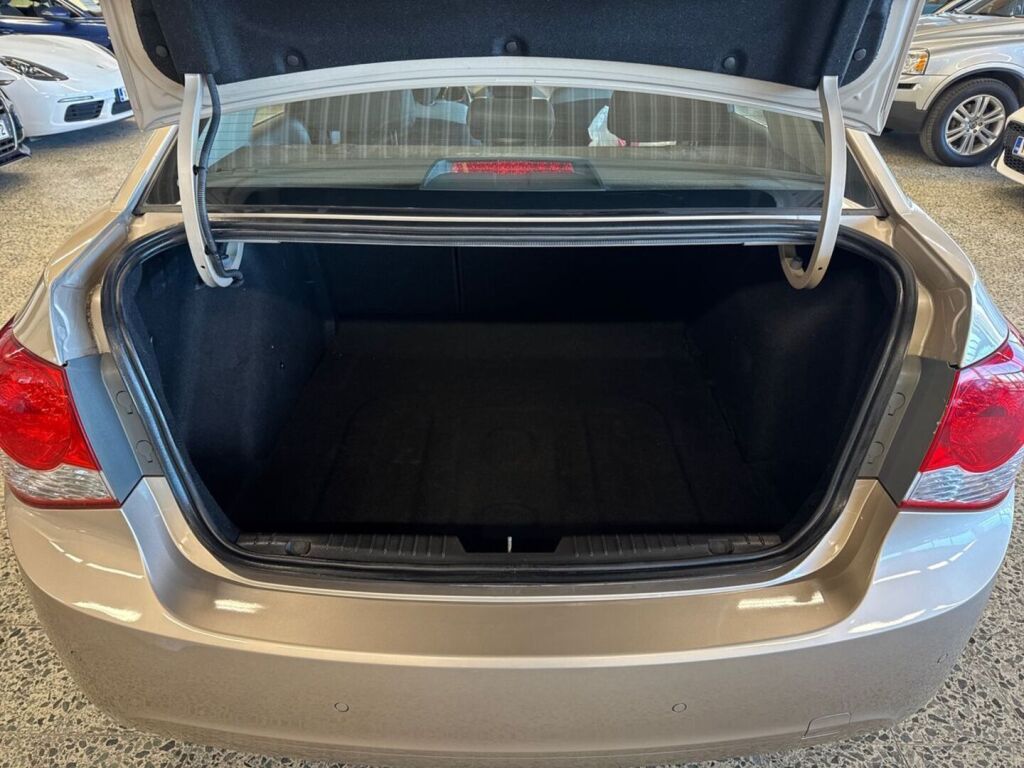 Chevrolet Cruze 2011 Ruskea (beige)