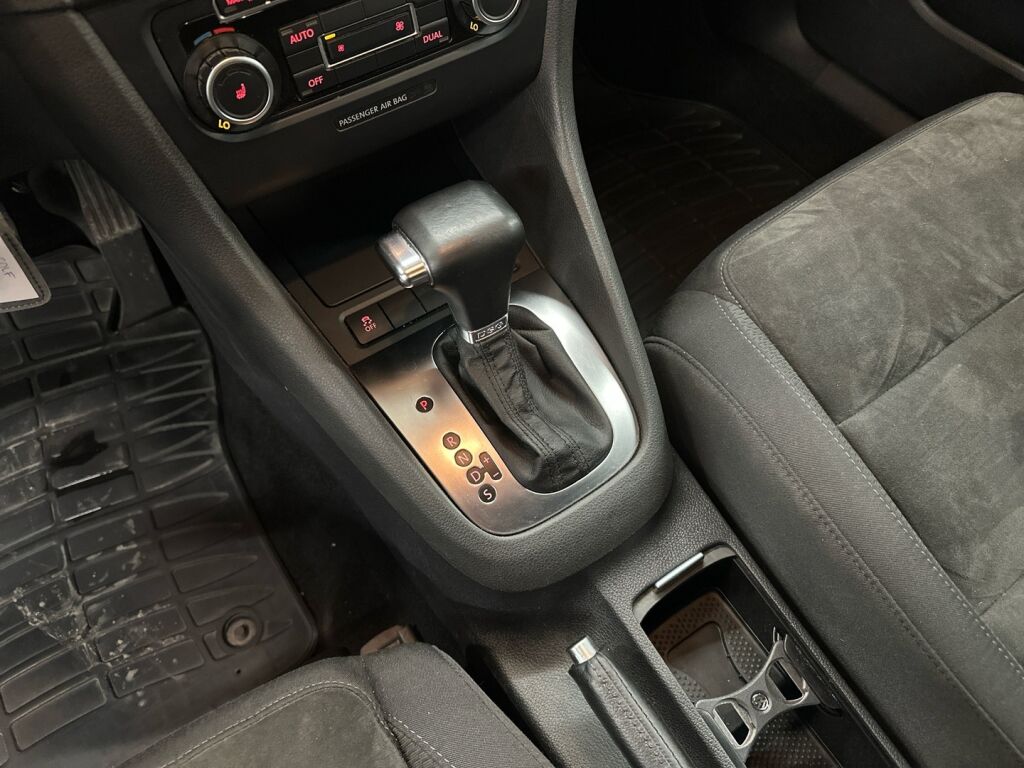 Volkswagen Golf 2011 Musta