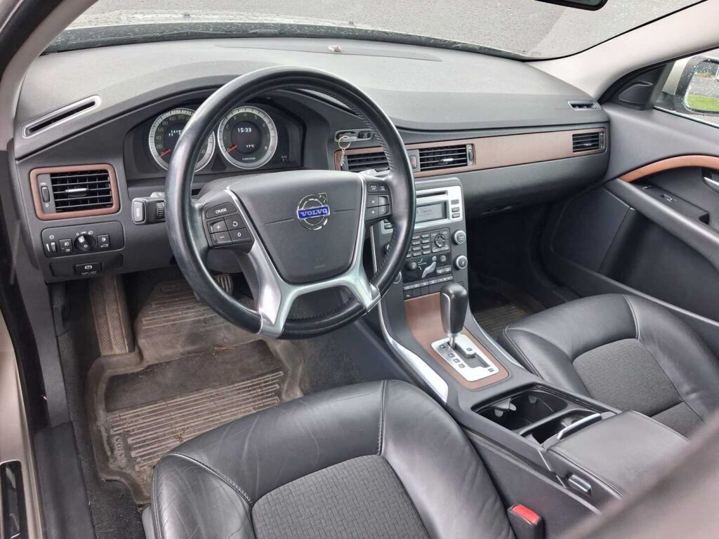Volvo V70 2011 Ruskea (beige)