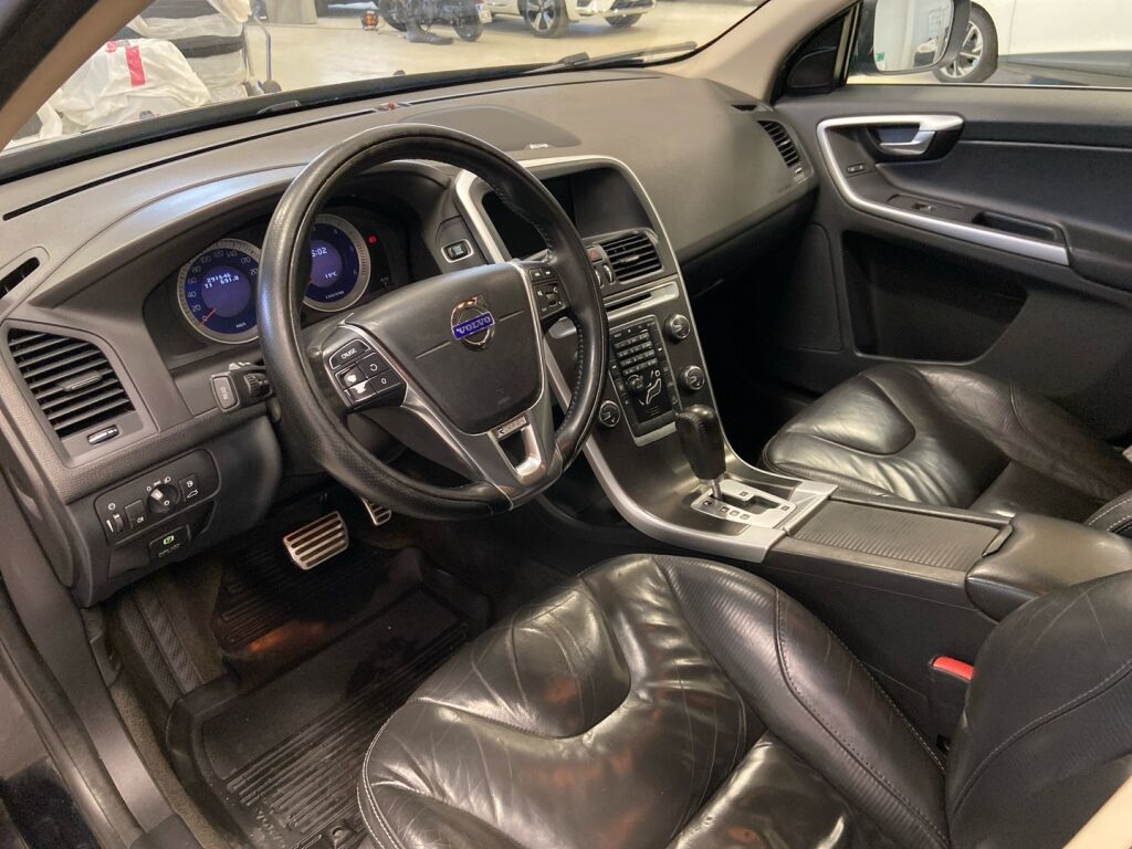 Volvo XC60 2011 Musta