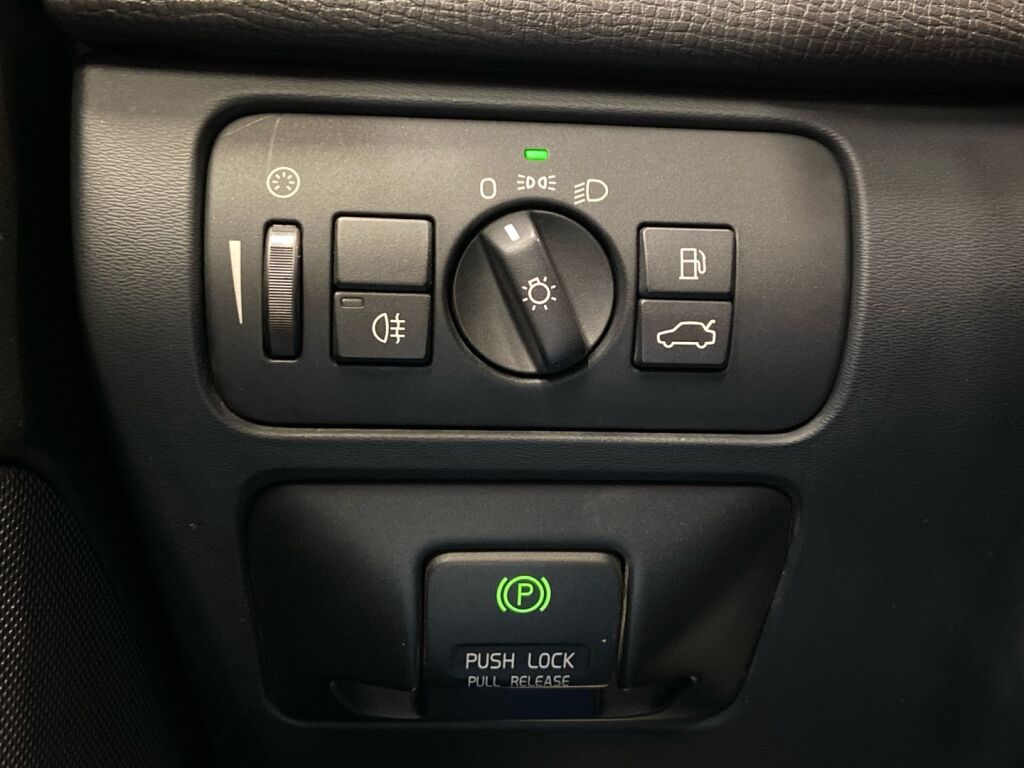 Volvo XC60 2011 Musta