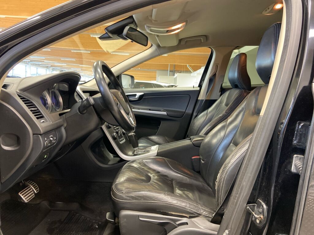 Volvo XC60 2011 Musta