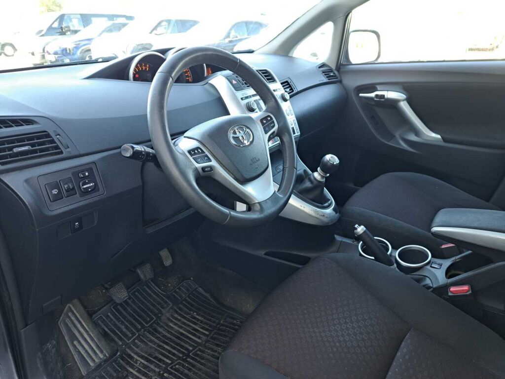Toyota Verso 2011 Harmaa