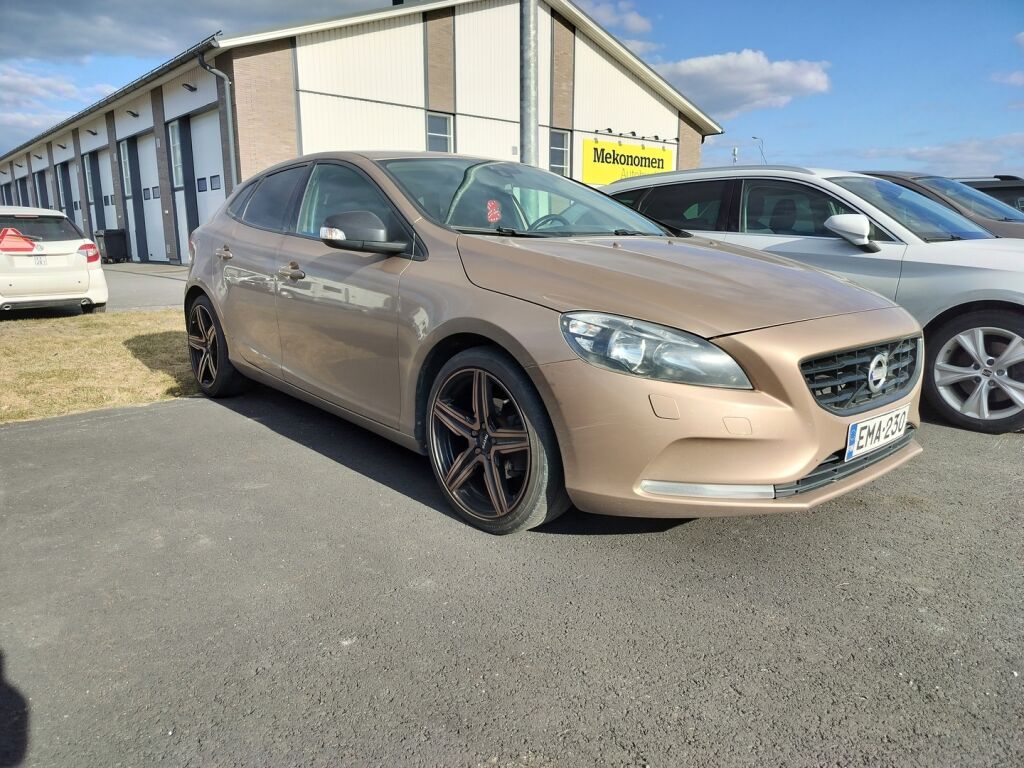 Volvo V40 2012 Ruskea (beige)