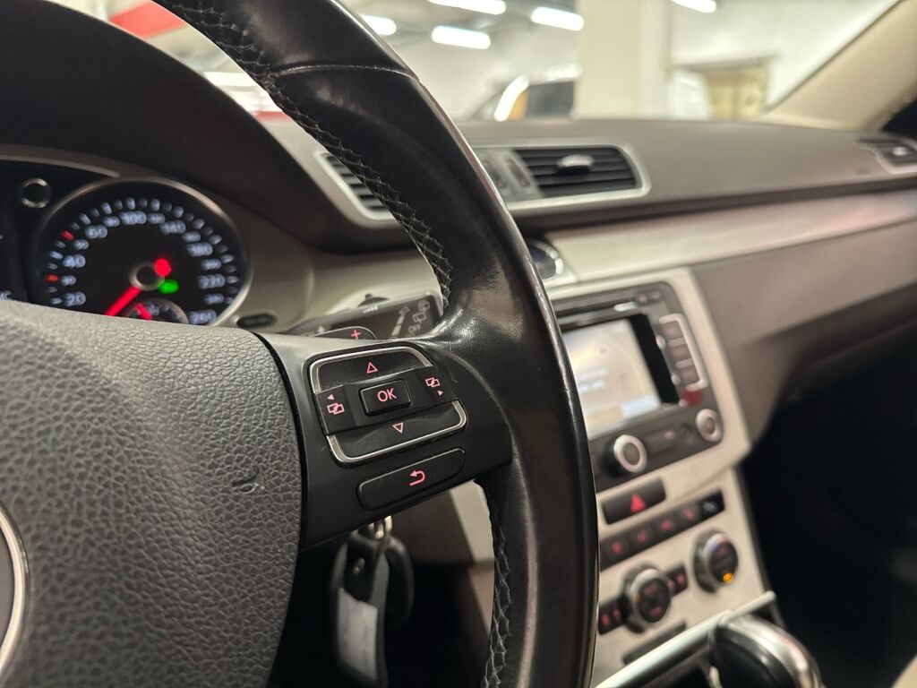 Volkswagen Passat 2012 Valkoinen