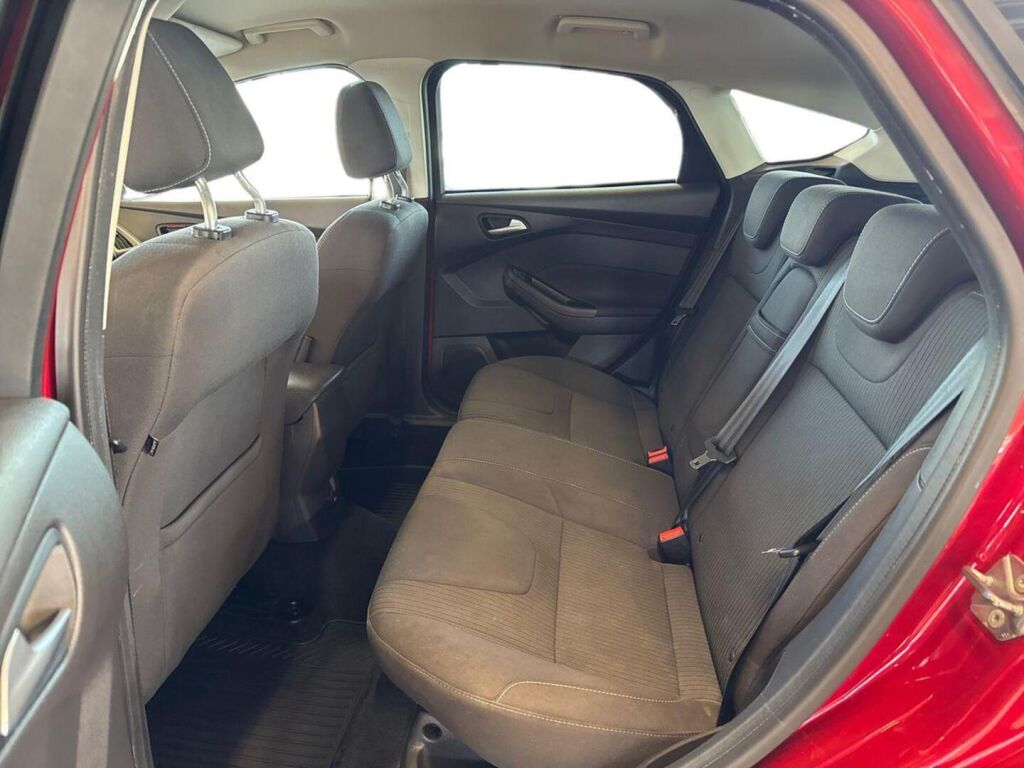 Ford Focus 2012 Punainen