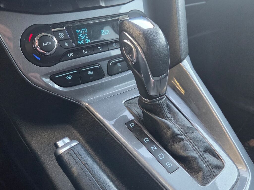 Ford Focus 2012 Punainen