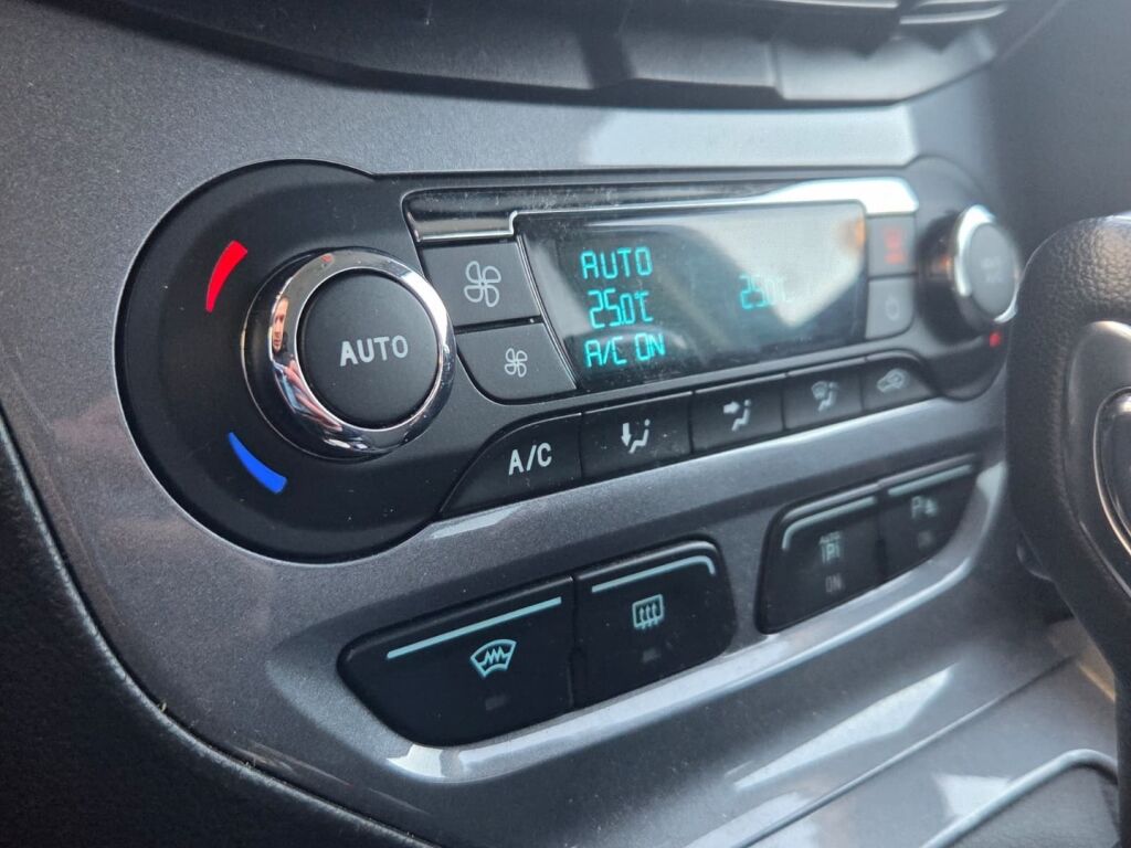 Ford Focus 2012 Punainen