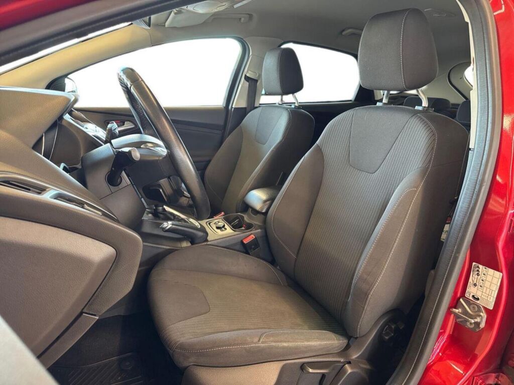 Ford Focus 2012 Punainen