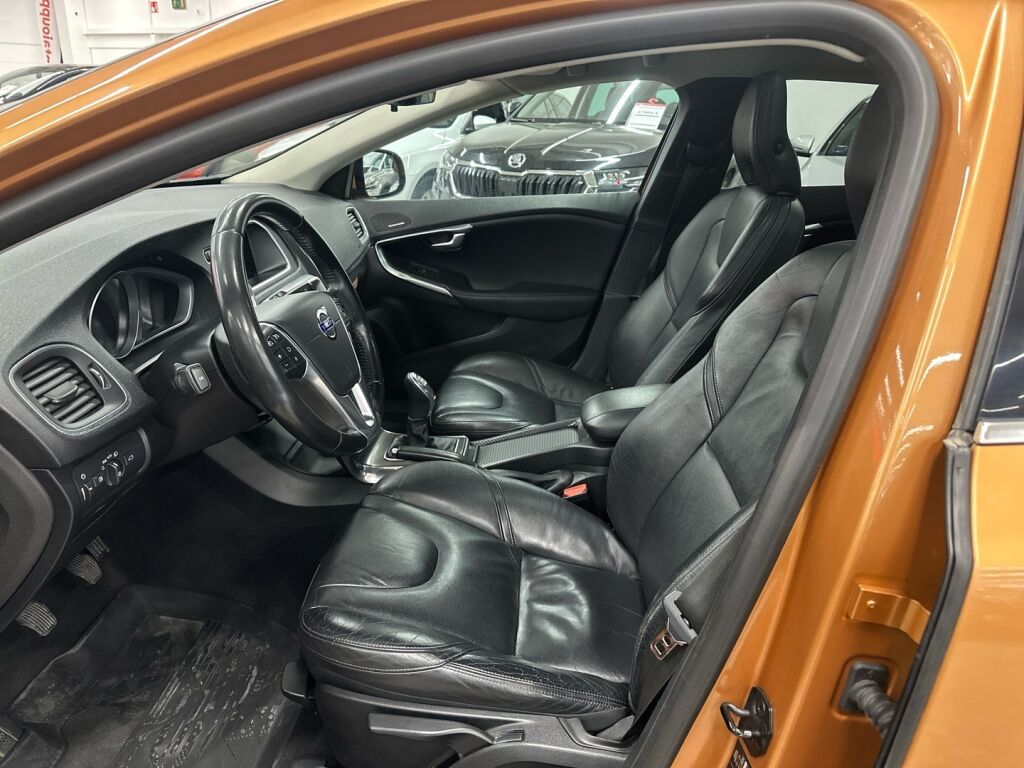 Volvo V40 2012 Oranssi