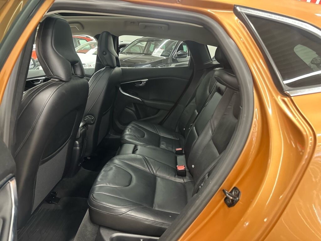 Volvo V40 2012 Oranssi
