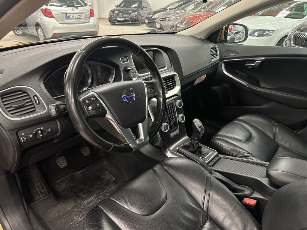 Volvo V40 2012 Oranssi