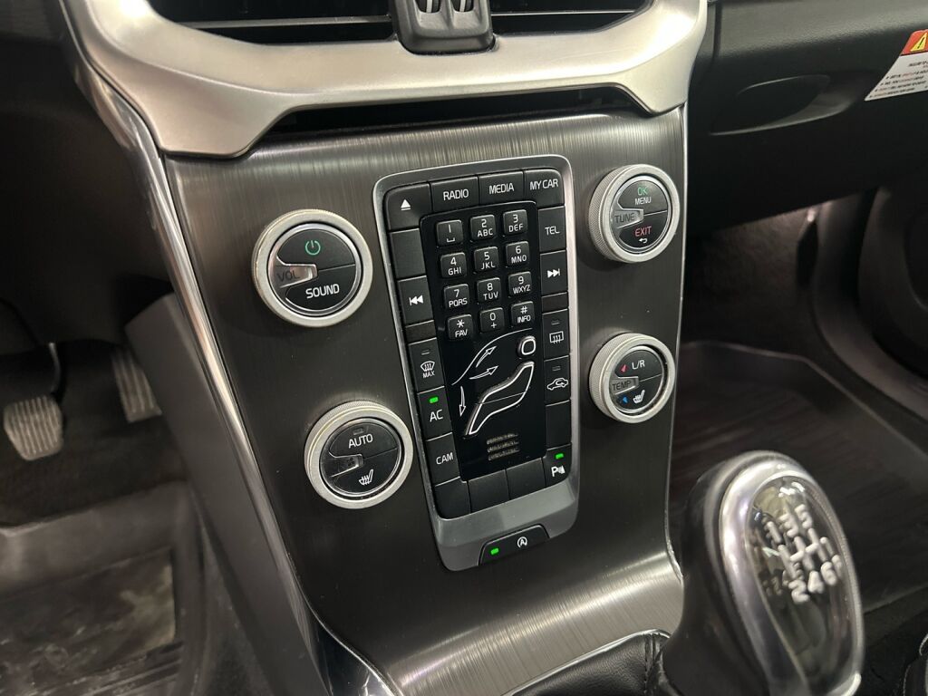 Volvo V40 2012 Oranssi