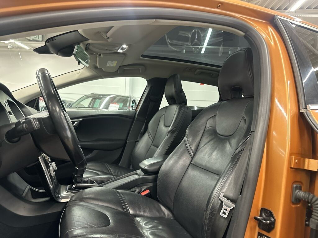 Volvo V40 2012 Oranssi