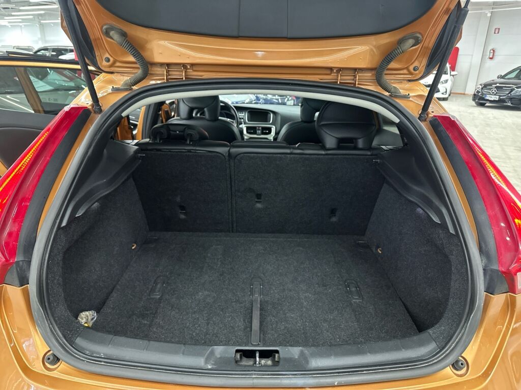 Volvo V40 2012 Oranssi