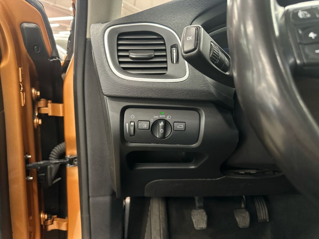 Volvo V40 2012 Oranssi