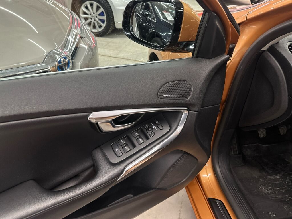 Volvo V40 2012 Oranssi