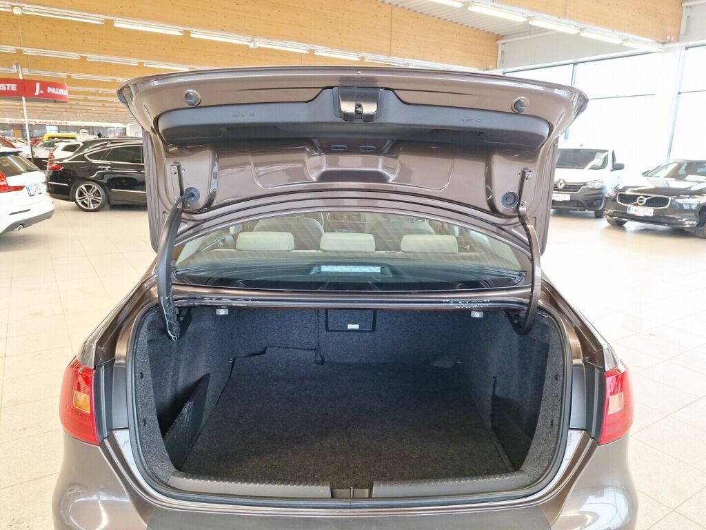 Volkswagen Jetta 2012 Ruskea (beige)