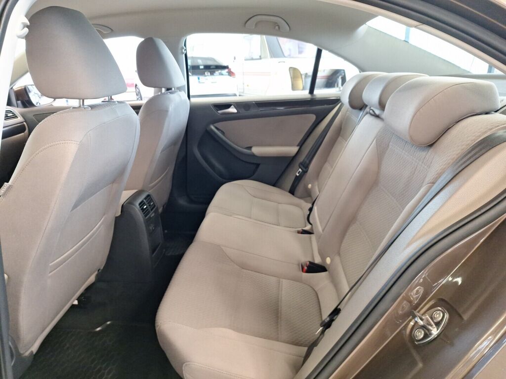 Volkswagen Jetta 2012 Ruskea (beige)