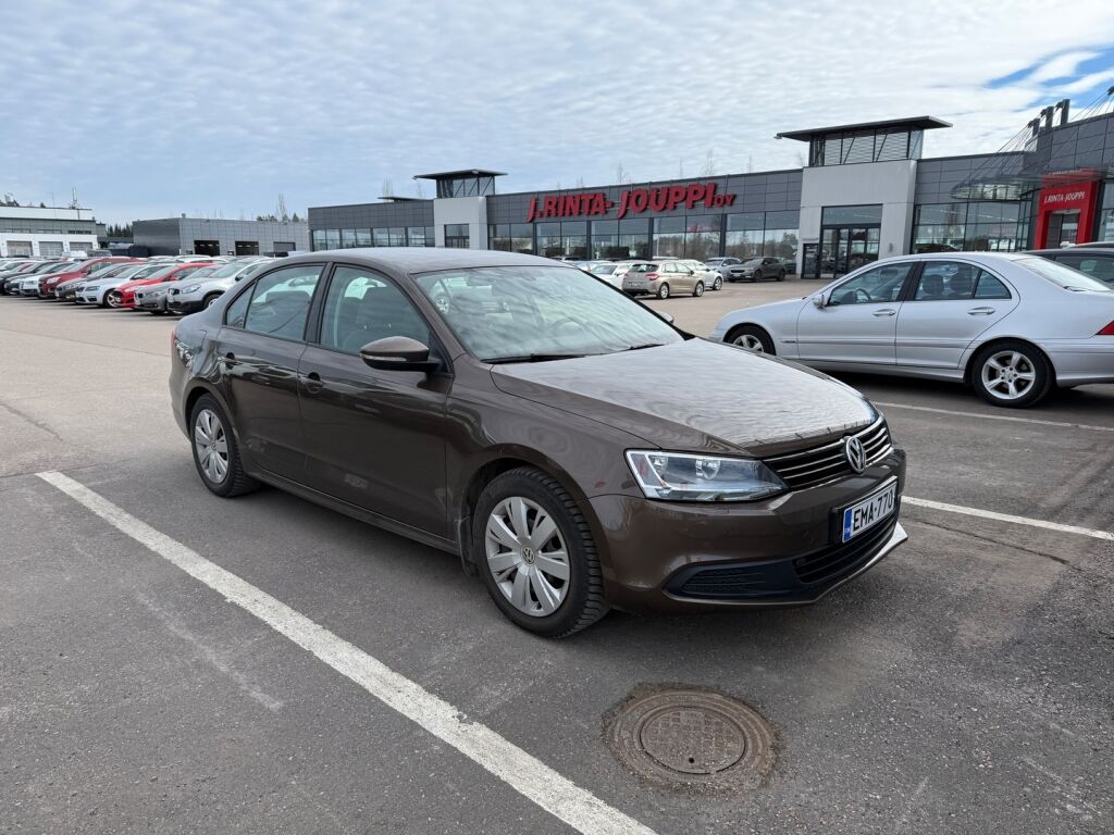 Volkswagen Jetta 2012 Ruskea (beige)