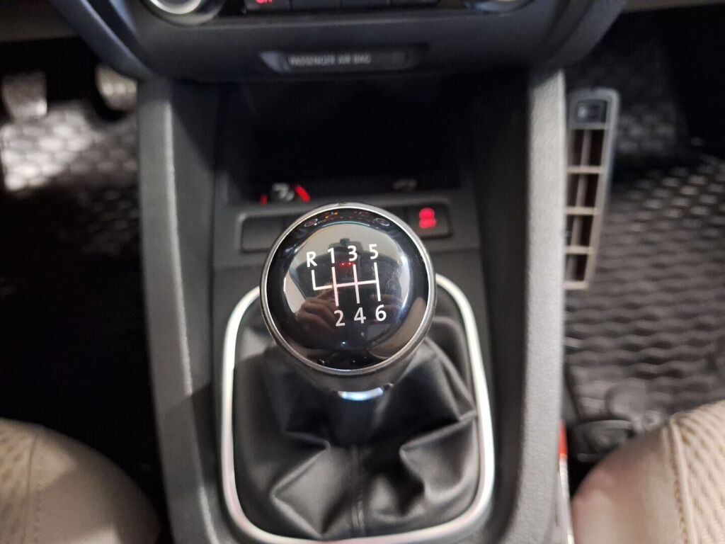 Volkswagen Jetta 2012 Ruskea (beige)