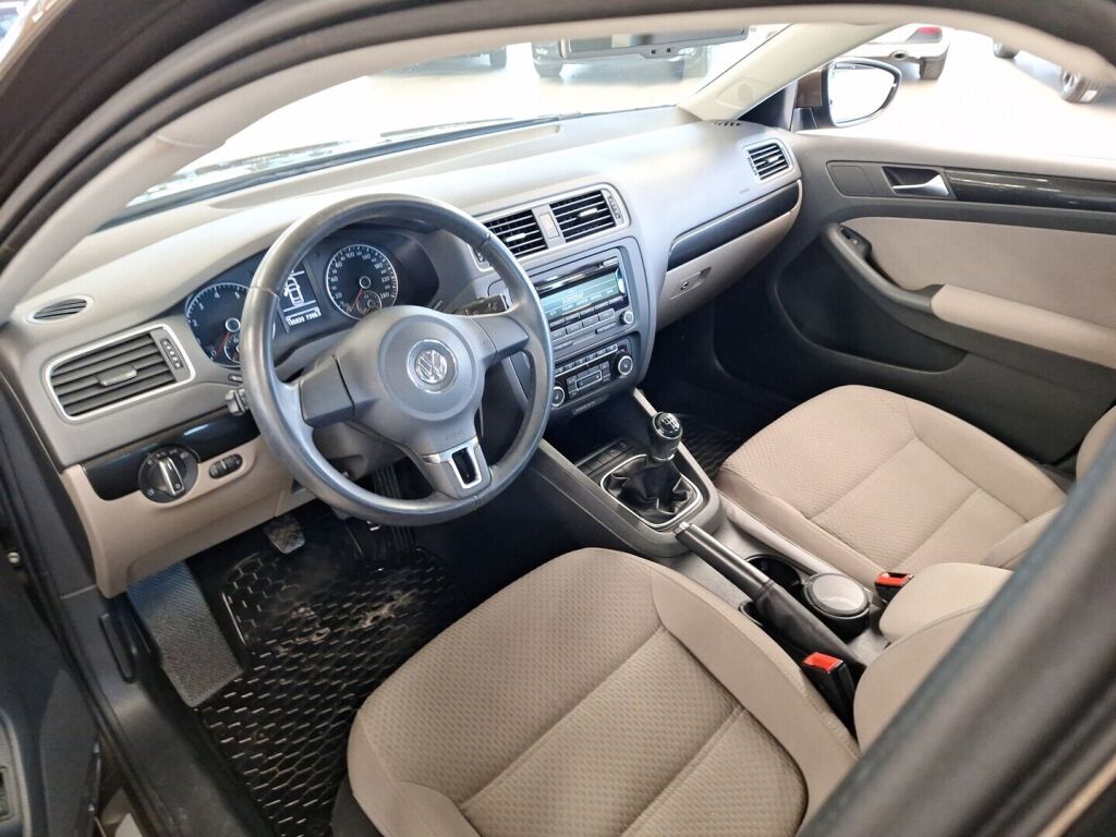 Volkswagen Jetta 2012 Ruskea (beige)