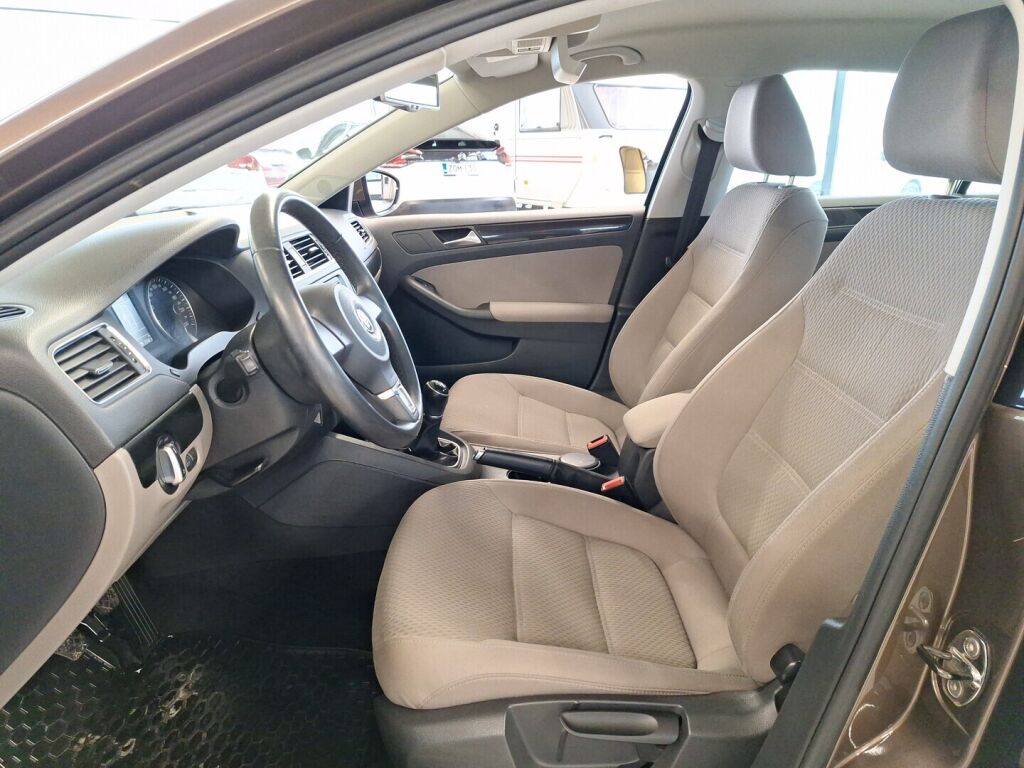 Volkswagen Jetta 2012 Ruskea (beige)
