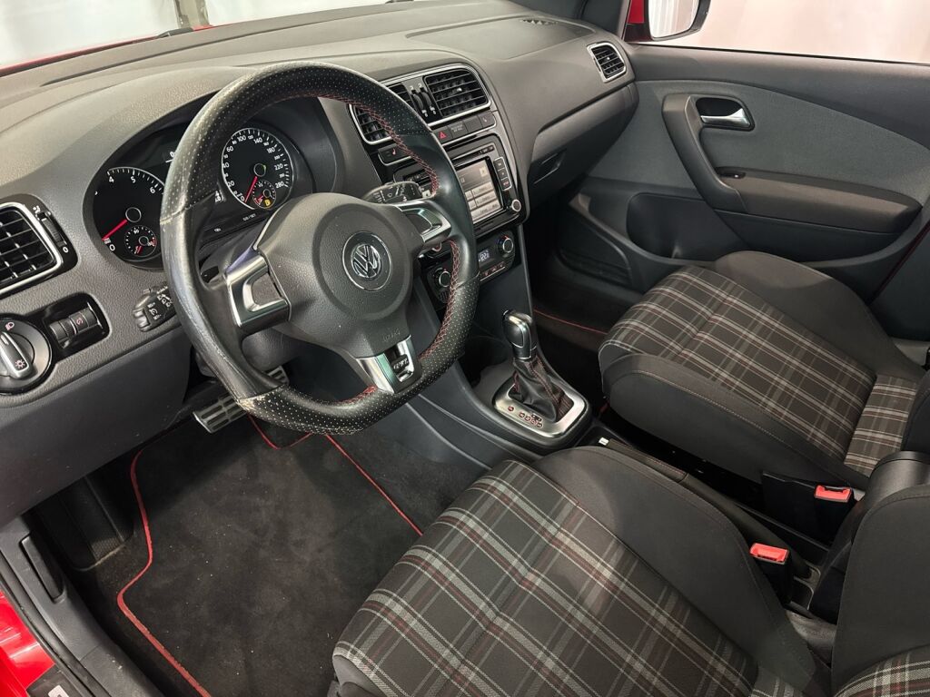 Volkswagen Polo 2012 Punainen