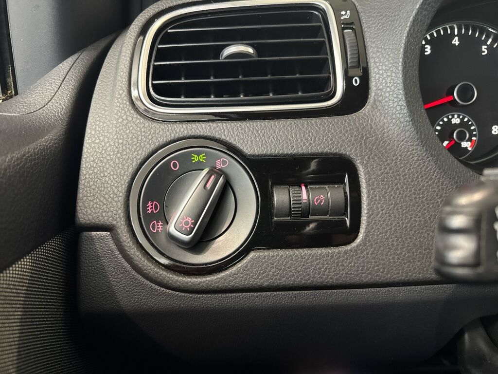 Volkswagen Polo 2012 Punainen