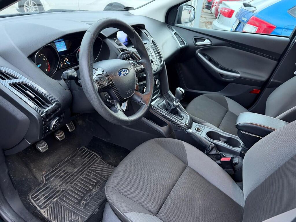 Ford Focus 2012 Musta