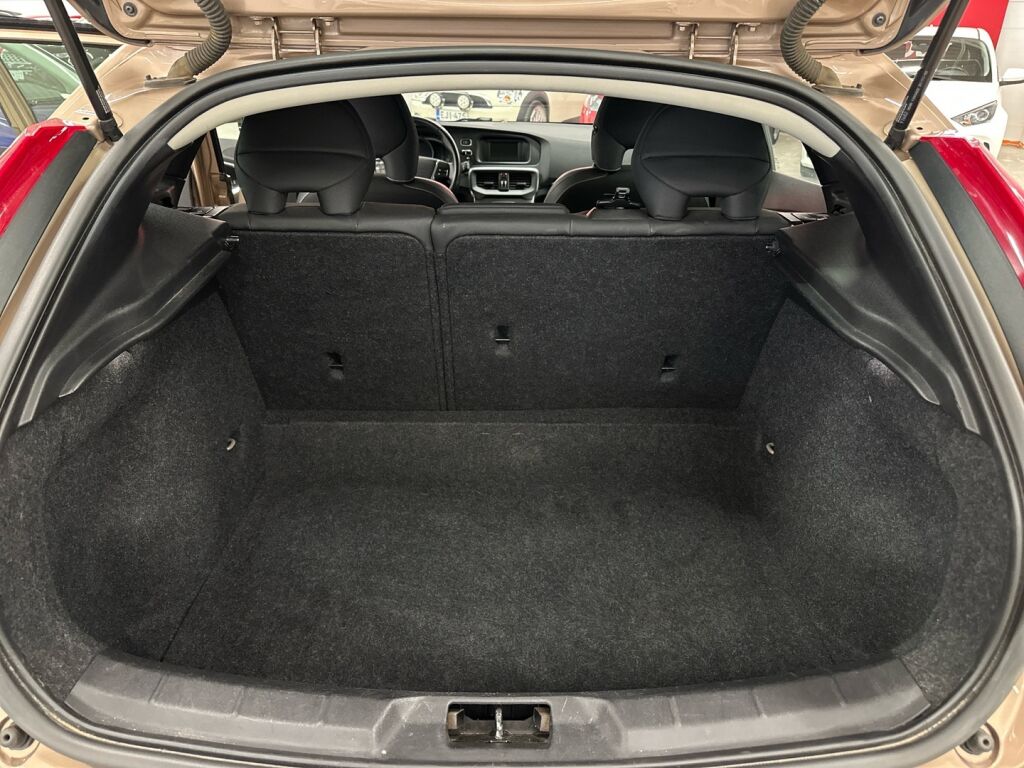 Volvo V40 2012 Ruskea (beige)