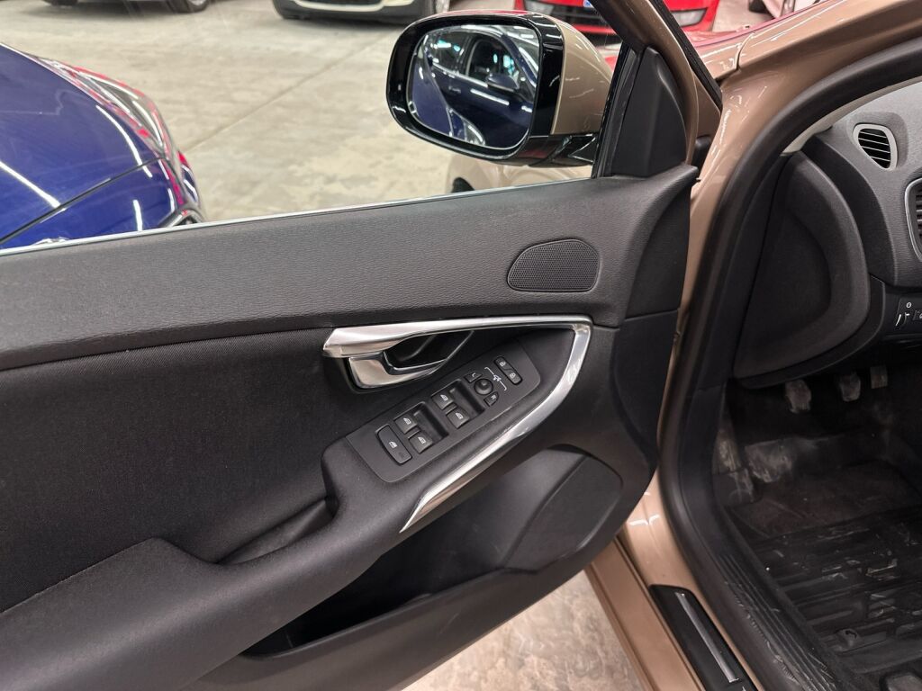 Volvo V40 2012 Ruskea (beige)