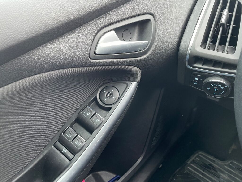 Ford Focus 2012 Punainen