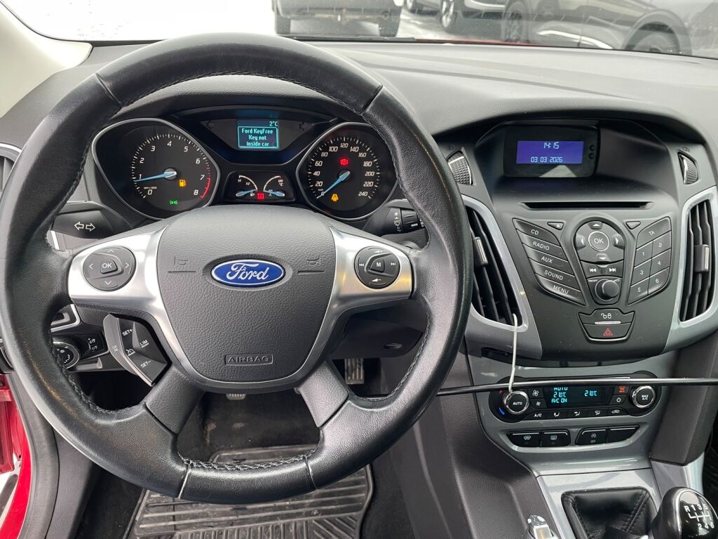 Ford Focus 2012 Punainen