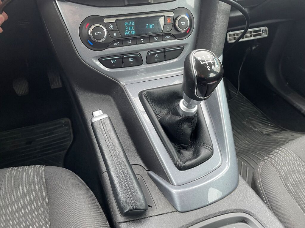 Ford Focus 2012 Punainen